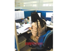女白领加老爸的小三为好友 每天刷她朋友圈被拉黑