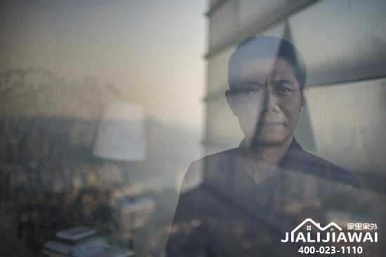 瑜峰，重庆某婚姻咨询公司主任，他说自己在两年多内劝退了260多名第三者。（图：Wu Yue）